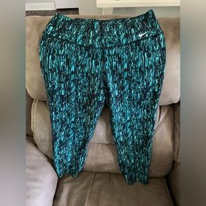 Nike Pro cropped leggings. Women’s medium.